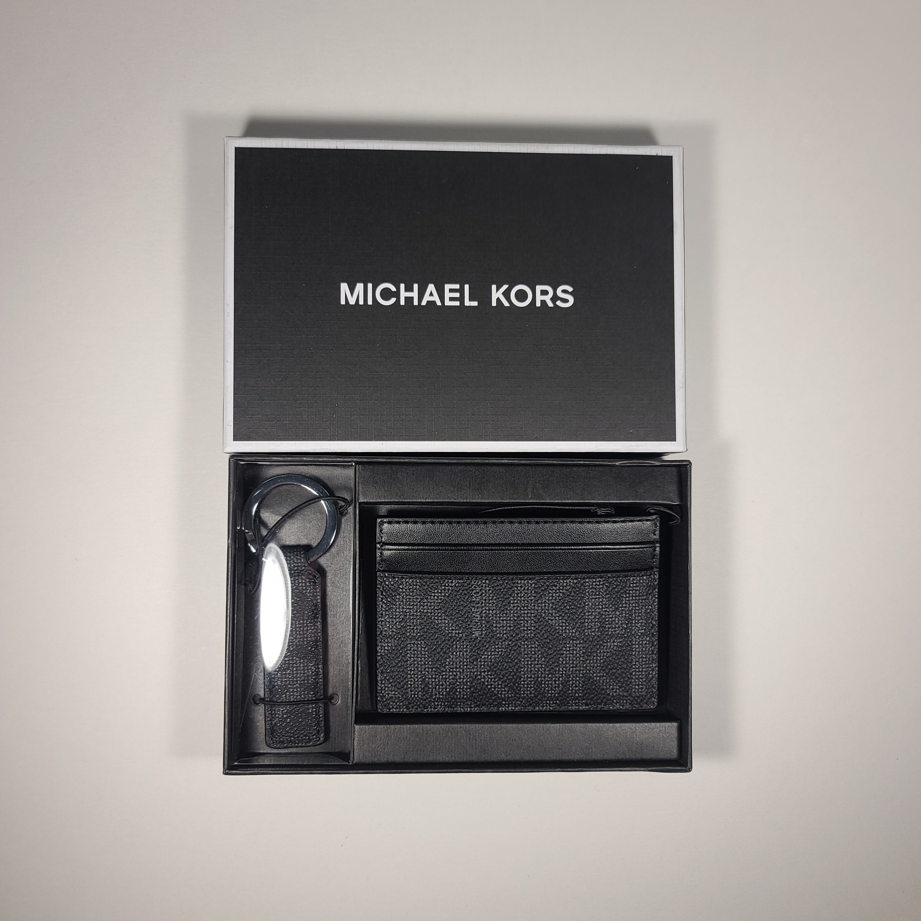 Michael Kors shops Logo Card Case with Bill Clip -Brown