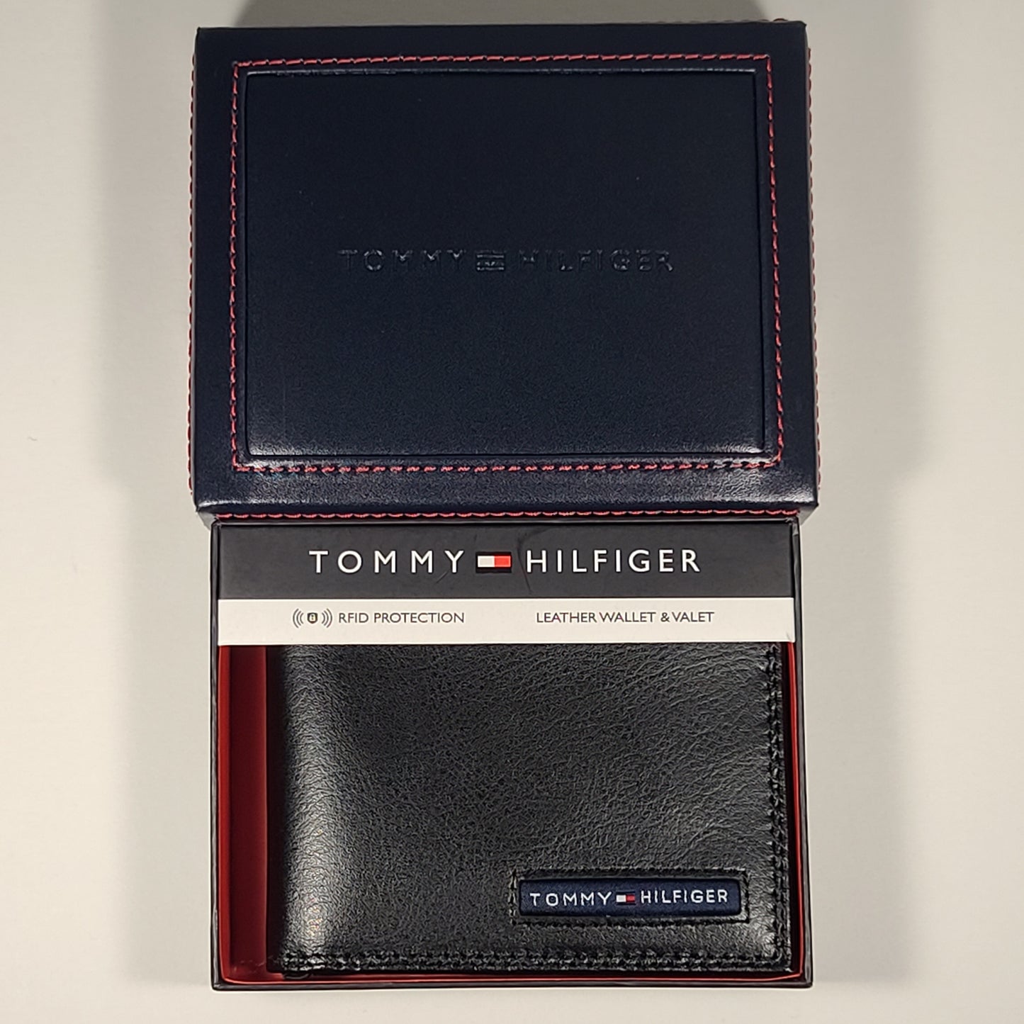 Tommy Hilfiger Men’s Bifold Black Leather RFID Wallet & Valet Passcase 31HP220062 - Wallets