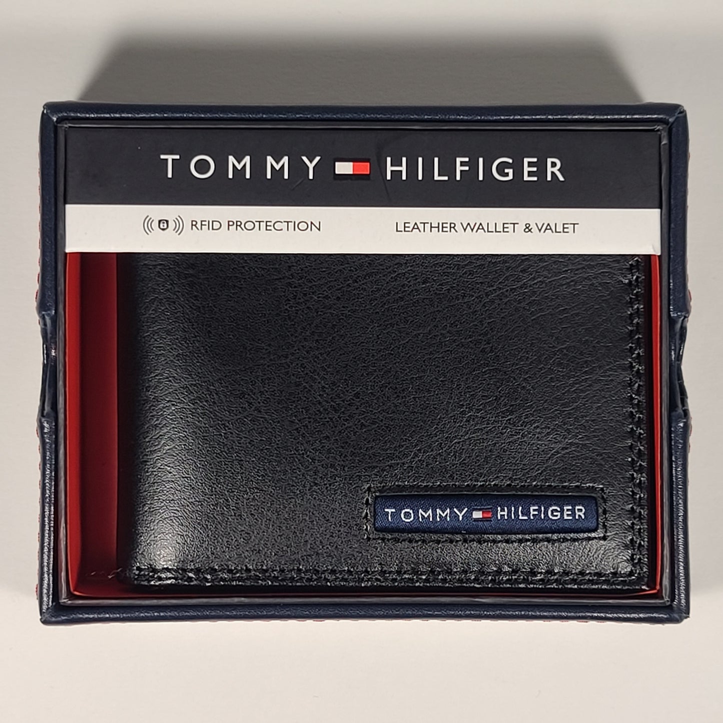 Tommy Hilfiger Men’s Bifold Black Leather RFID Wallet & Valet Passcase 31HP220062 - Wallets