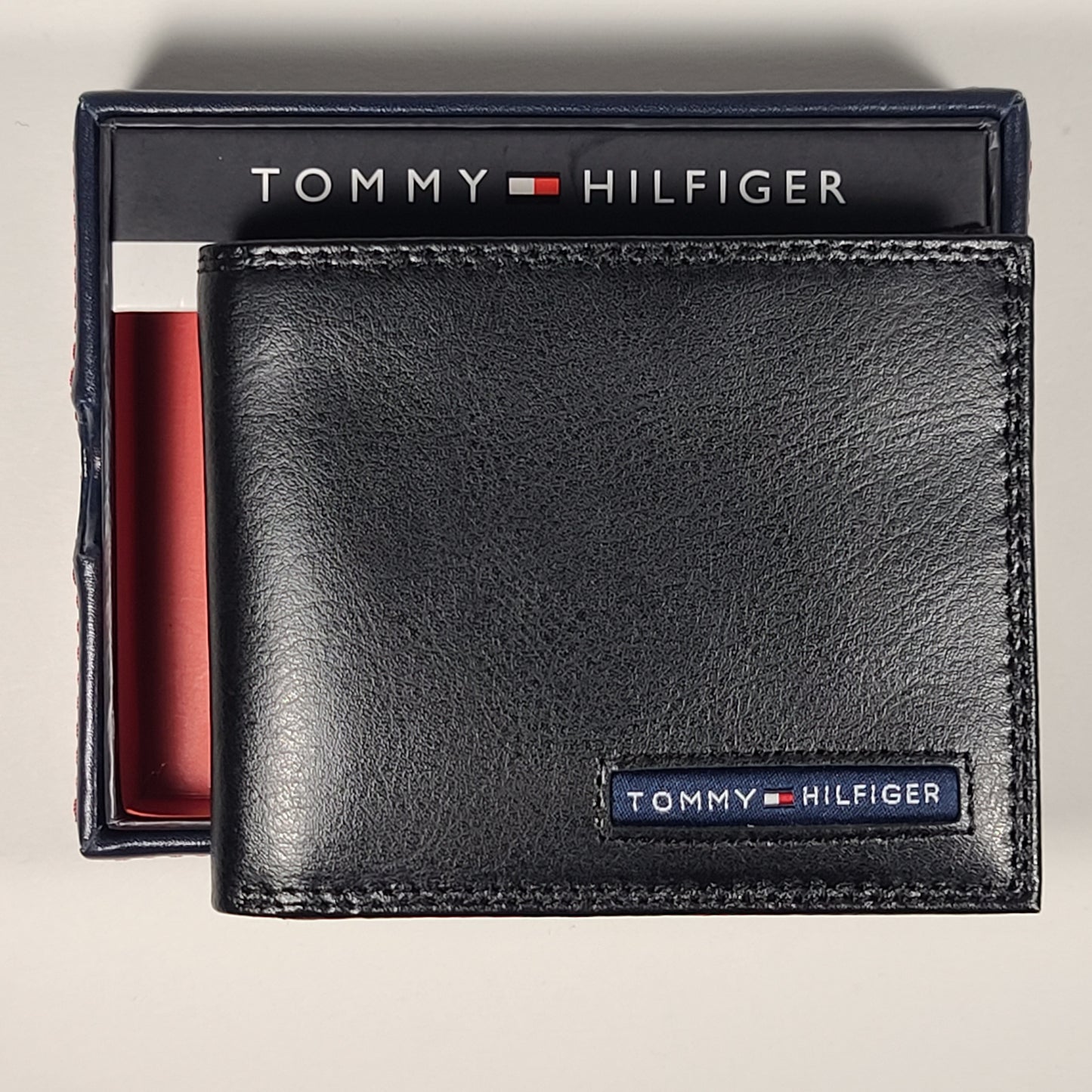 Tommy Hilfiger Men’s Bifold Black Leather RFID Wallet & Valet Passcase 31HP220062 - Wallets