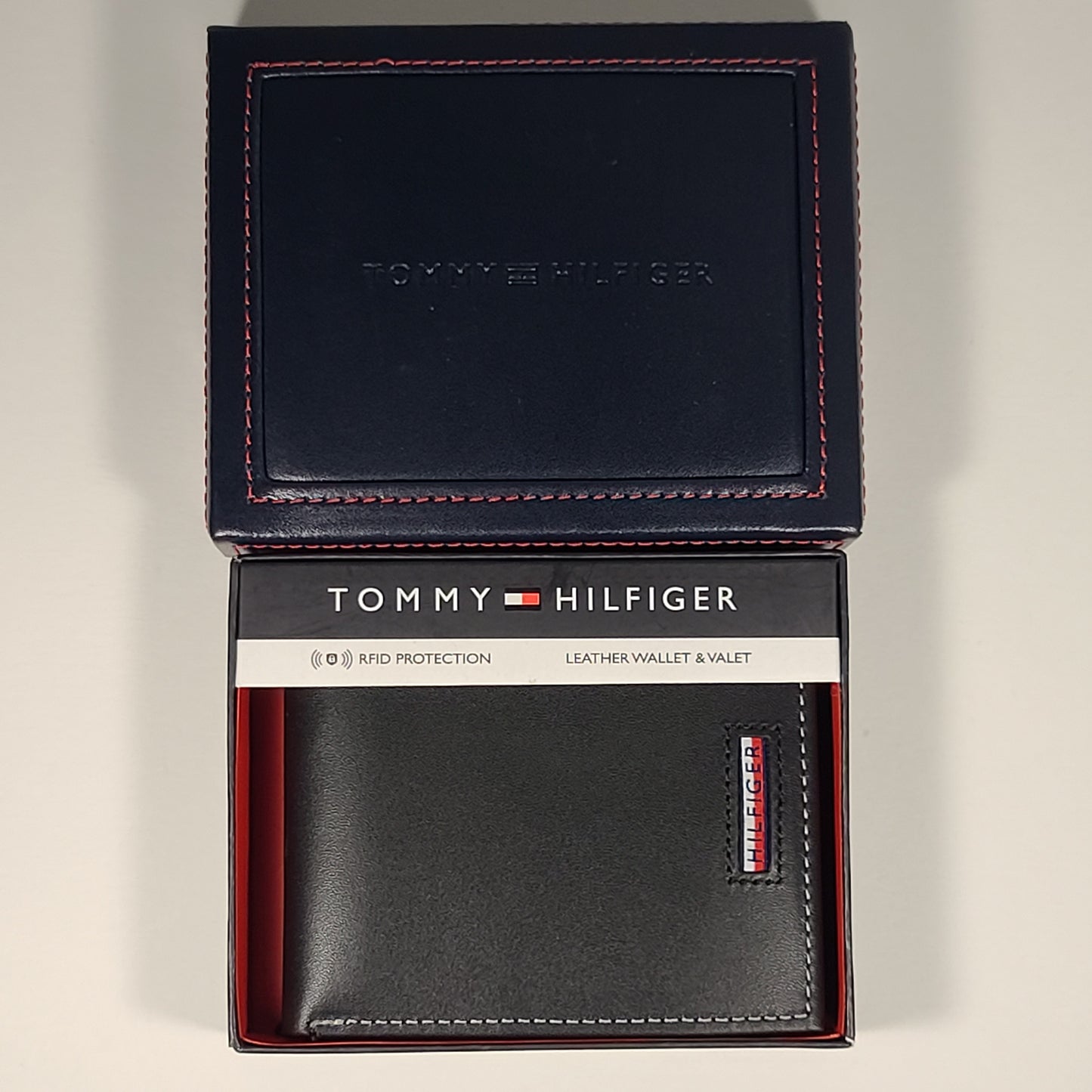 Tommy Hilfiger Men’s Bifold Black Leather RFID Wallet & Valet Passcase 31HP220032 - Wallets