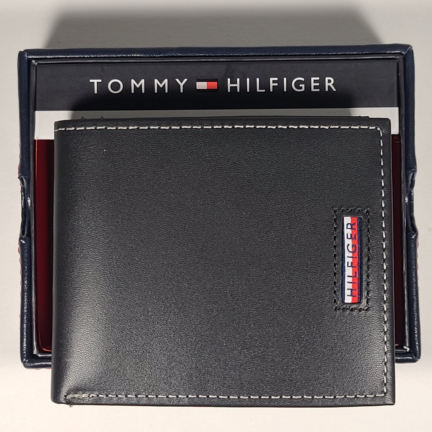 Tommy Hilfiger Men’s Bifold Black Leather RFID Wallet & Valet Passcase 31HP220032 - Wallets