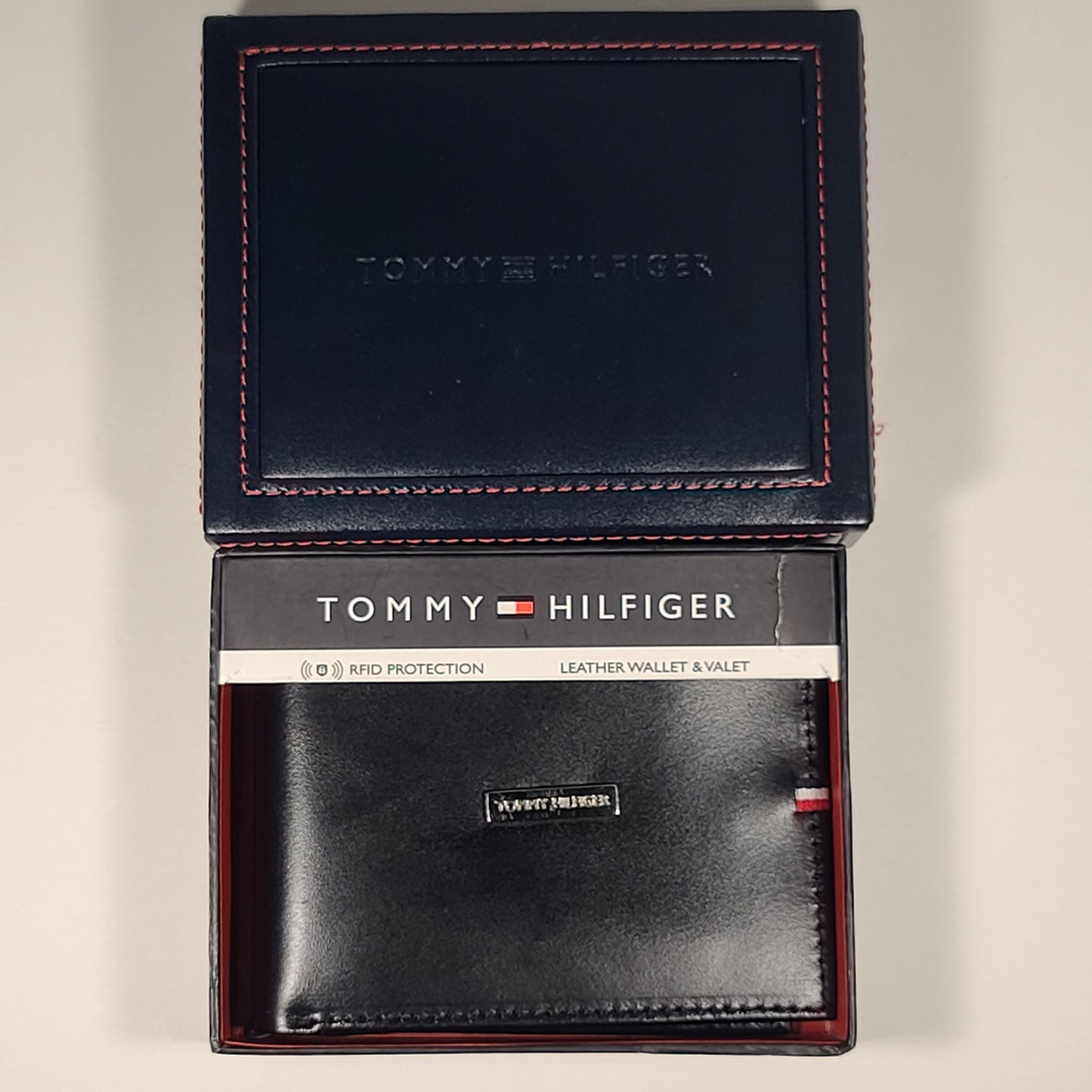 Tommy Hilfiger Men’s Bifold Black Leather RFID Wallet & Valet Passcase 31HP220040 - Wallets