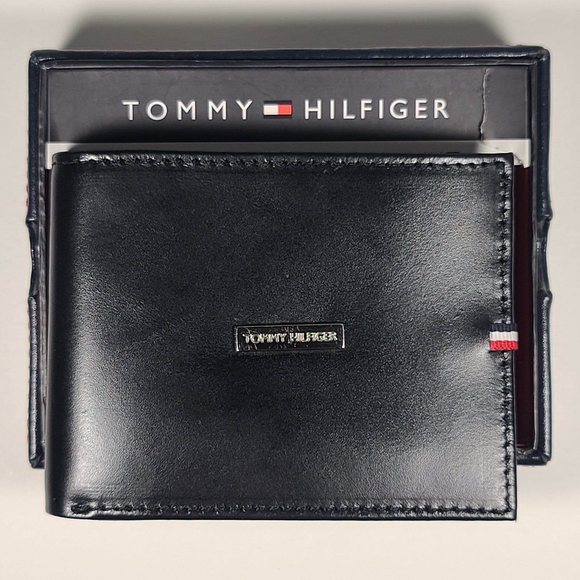 Tommy Hilfiger Men’s Bifold Black Leather RFID Wallet & Valet Passcase 31HP220040 - Wallets