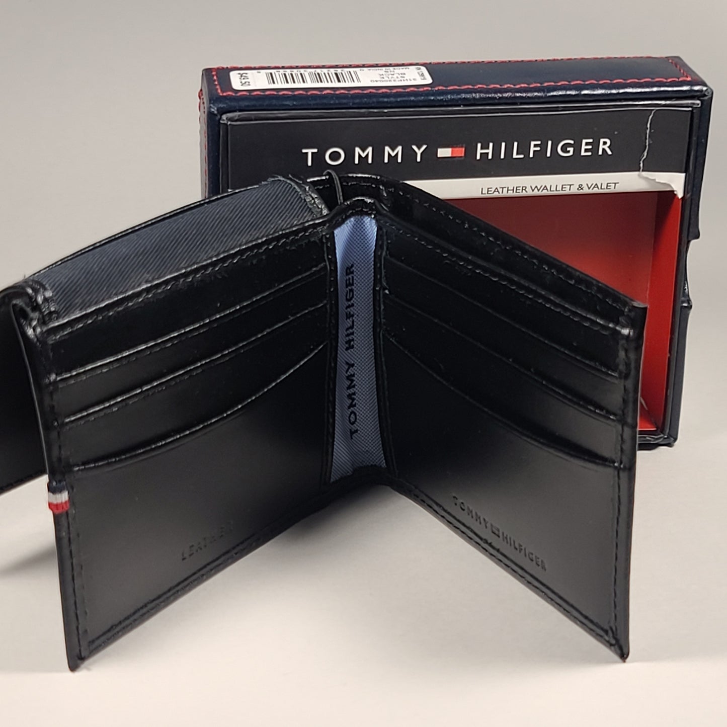 Tommy Hilfiger Men’s Bifold Black Leather RFID Wallet & Valet Passcase 31HP220040 - Wallets