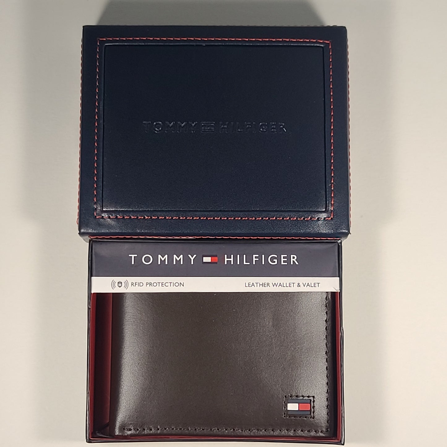 Tommy Hilfiger Men’s Bifold Brown Leather RFID Wallet & Valet 31HP220033 - Wallets