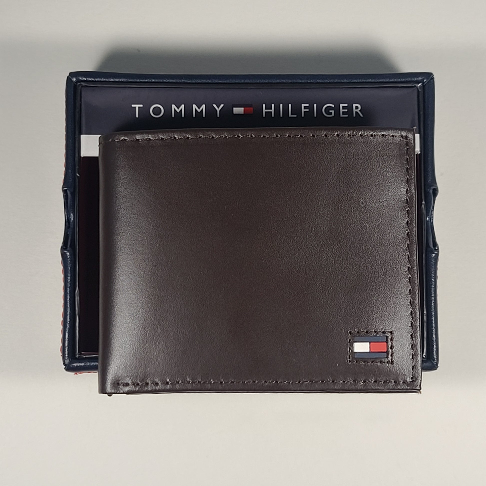 Tommy Hilfiger Men’s Bifold Brown Leather RFID Wallet & Valet 31HP220033 - Wallets