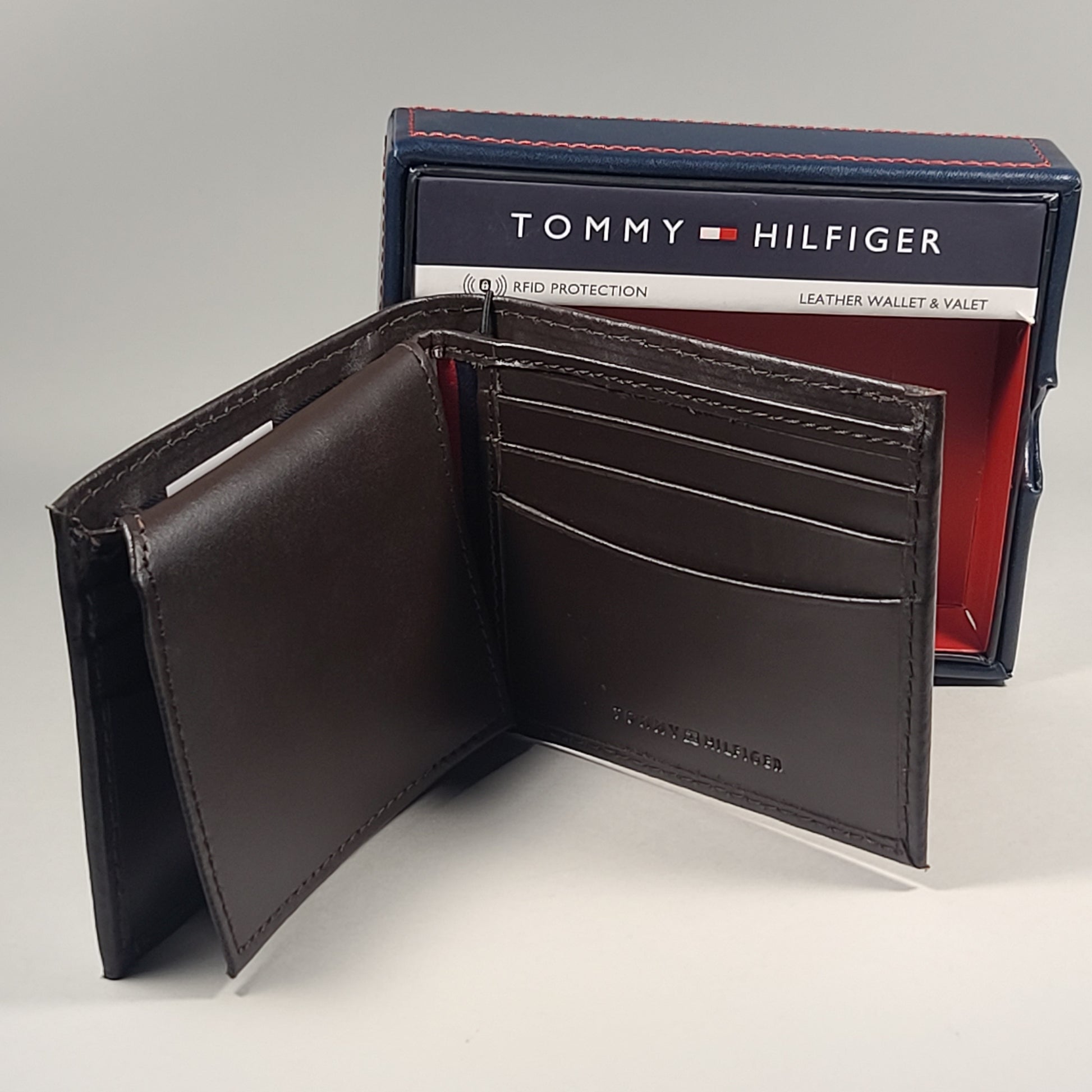 Tommy Hilfiger Men’s Bifold Brown Leather RFID Wallet & Valet 31HP220033 - Wallets