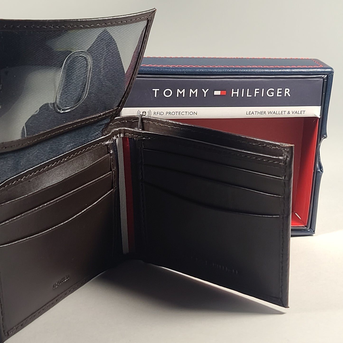 Tommy Hilfiger Men’s Bifold Brown Leather RFID Wallet & Valet 31HP220033 - Wallets