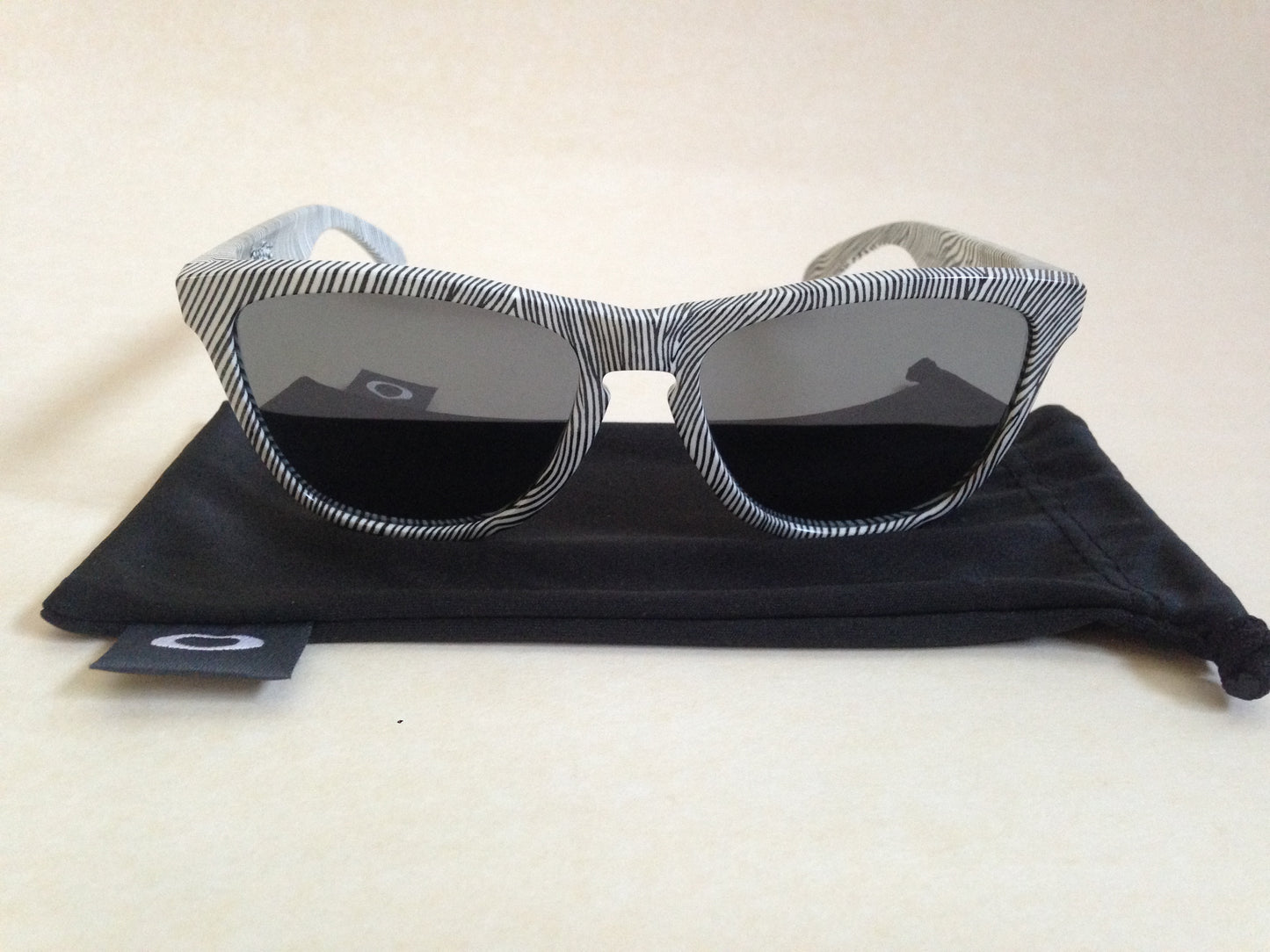 Oakley Frogskins Sport Sunglasses White Fingerprints Gray Black Iridium Mirror Lens Oo9013-52 - Sunglasses