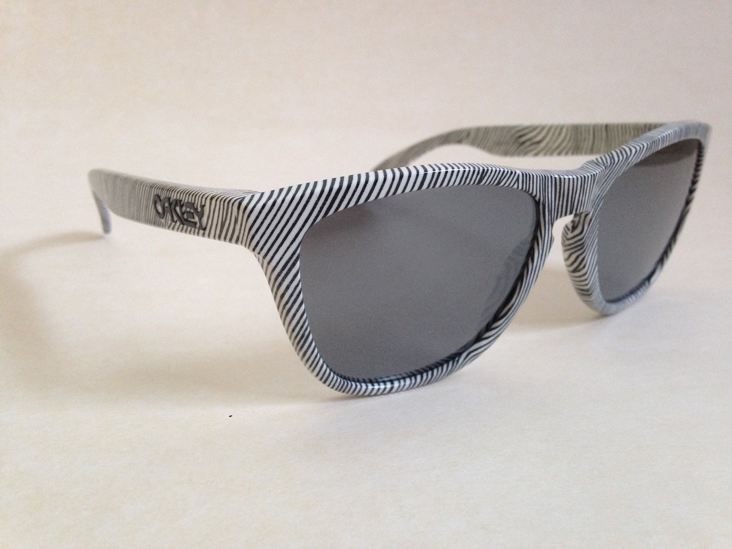 Oakley Frogskins Sport Sunglasses White Fingerprints Gray Black Iridium Mirror Lens Oo9013-52 - Sunglasses