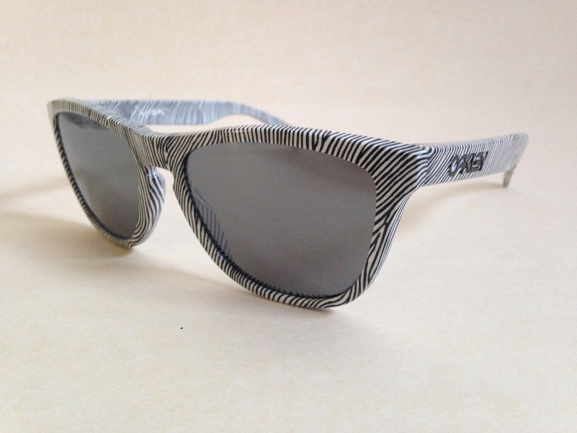 Oakley Frogskins Sport Sunglasses White Fingerprints Gray Black Iridium Mirror Lens Oo9013-52 - Sunglasses