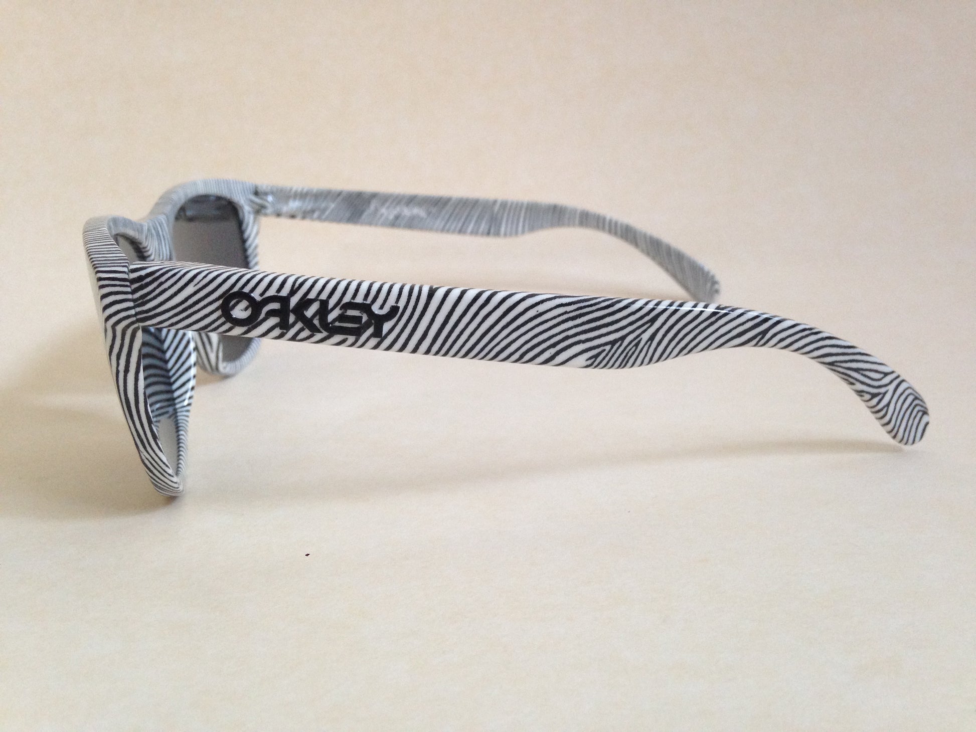 Oakley Frogskins Sport Sunglasses White Fingerprints Gray Black Iridium Mirror Lens Oo9013-52 - Sunglasses