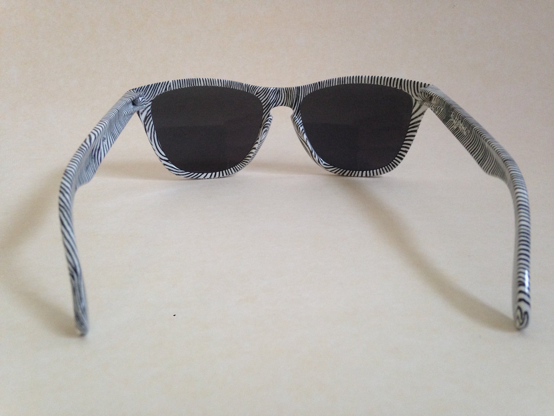 Oakley Frogskins Sport Sunglasses White Fingerprints Gray Black Iridium Mirror Lens Oo9013-52 - Sunglasses