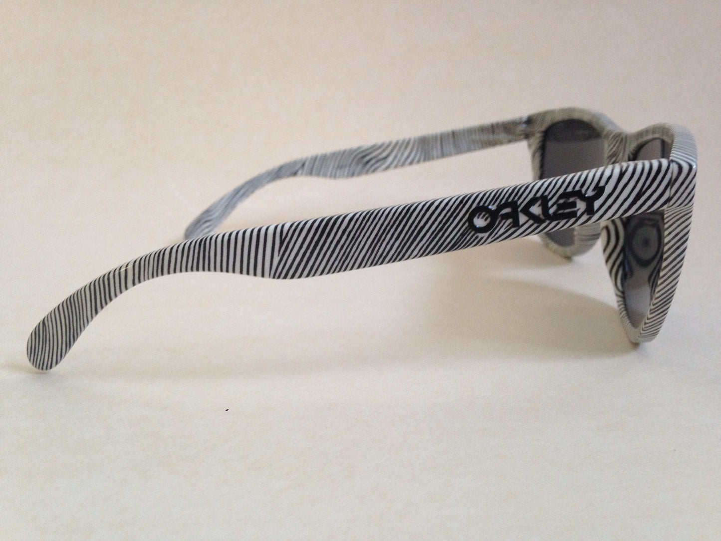 Oakley Frogskins Sport Sunglasses White Fingerprints Gray Black Iridium Mirror Lens Oo9013-52 - Sunglasses